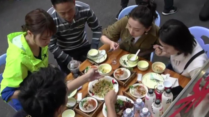 逛街小分队又双叒叕开吃啦！许魏洲为美女们盛饭超绅士