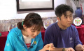 喬杉體驗(yàn)閩南傳統(tǒng)技藝漆線雕 現(xiàn)學(xué)現(xiàn)賣有模有樣