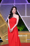 楊冪大紅抹胸裙亮相紅毯氣場全開 秦嵐身材傲人