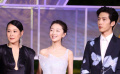 《后來的我們》劇組亮相 周冬雨水藍(lán)色禮服清新靈動
