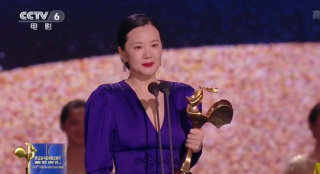 咏梅斩获金鸡奖最佳女主角 感慨“幸运掉在我的头上”