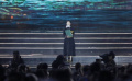 王丽娜凭《第一次的离别》获最佳导演奖 激动登台领奖