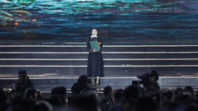 王麗娜憑《第一次的離別》獲最佳導(dǎo)演獎(jiǎng) 激動(dòng)登臺(tái)領(lǐng)獎(jiǎng)
