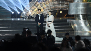 《1982》获最佳儿童片奖 杨玏、江疏影登台开奖