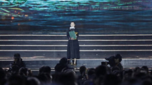 王丽娜凭《第一次的离别》获最佳导演奖 激动登台领奖
