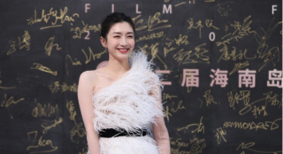 江疏影亮相紅毯 羽毛拖尾禮服美麗動人