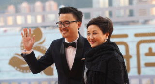 《活著唱著》劇組亮相紅毯 出品人鄧婕代表出席
