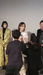 王珞丹新片首映会遇疯狂粉丝示爱 被吓得面色铁青