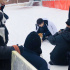 網(wǎng)友滑雪場(chǎng)偶遇王俊凱拍攝 披羽絨服雪地里擼柴犬