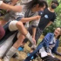《有翡》片場(chǎng)王一博曬筷子腿 與趙麗穎相談甚歡