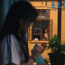 藍(lán)色百褶裙