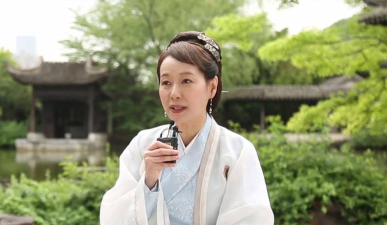 56岁的叶童评价于朦胧:时隔27年,这个许仙更有