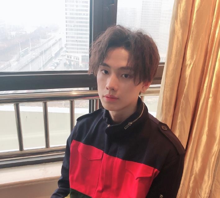 《创造营》余远帆被粉丝扔鸡蛋:你为什么不坚