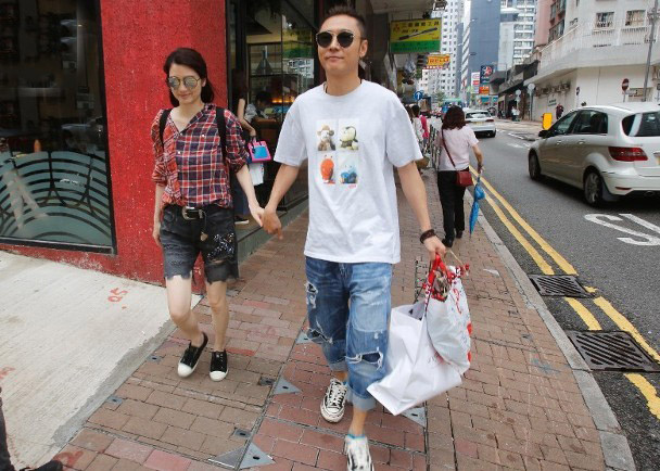 张丹峰凉了?洪欣频频现身捞金,还穿透视衣很卖