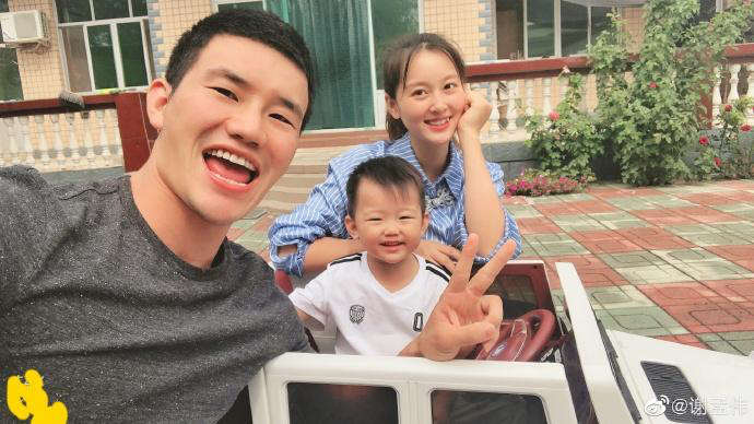 嘎子谢孟伟罕露面,晒夫妻变装视频太会玩!圈