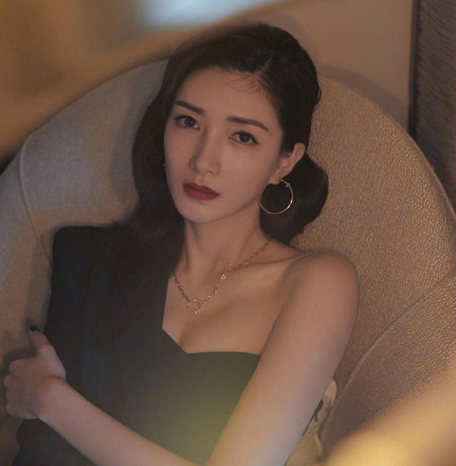 江疏影穿短裙露雪白美腿,双膝跪地与粉丝合影