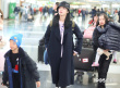辣妈姚晨带儿女现身机场 小土豆自推行李似小大人