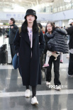 辣妈姚晨带儿女现身机场 小土豆自推行李似小大人