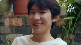 王源的爷爷太时尚了，为王源连续签到340多天！