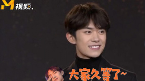 易烊千玺拿奖到手软！ 身穿西装上台 标准梨涡笑太迷人了