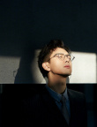 霸总文案开撩！李现分享西装眼镜杀帅照绅士迷人
