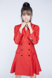 曹曦月新年写真公开 穿红色西服短裙彰显自信态度