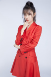 曹曦月新年写真公开 穿红色西服短裙彰显自信态度