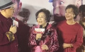 徐峥妈妈惊喜现身《囧妈》首映礼