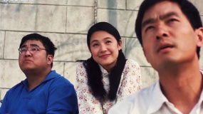 美如画！郭晓东长江边上吹长笛 周韵黄昏中遥望武汉大学