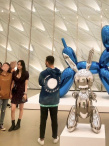 網(wǎng)友洛杉磯偶遇歐陽(yáng)娜娜看畫(huà)展 穿小性感深V短裙