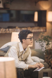 范丞丞戴黑框眼镜文艺范足 卡其色衬衫变森系男友