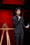 王俊凯将武林秘籍穿身上 《我们的乐队》担当MC