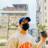 许光汉手捧绿植致敬前线医护：祝福世界一切平安