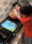 霍啟剛帶兒子下廚制作咖喱蝦 大手握小手畫面溫馨