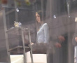 王菲女兒李嫣攜閨蜜做頭發(fā) 身穿露臍裝秀纖細蠻腰