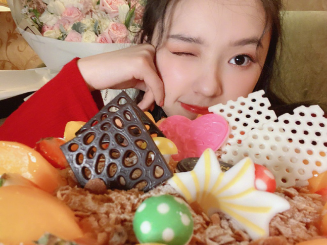 吃蛋糕喝奶茶超满足林允晒搞怪美照庆祝生日
