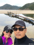 劉嘉玲周潤發(fā)登山遠足曬合影 65歲發(fā)哥精神飽滿
