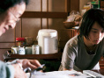 長澤雅美《母親》新劇照曝光 母子二人各懷心事