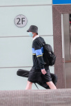 李现剪寸头后首现身 戴渔夫帽自提吉他文艺范足