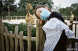 周冬雨扎朝天揪游動物園 戴口罩表演“笑不露齒”