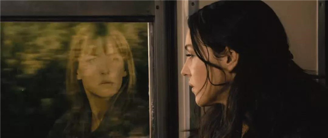 片子《不要转头》：苏菲·玛索演绎“两重人格”