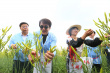 連續(xù)三年提出扶貧提案！成龍成黃花最賣力代言人
