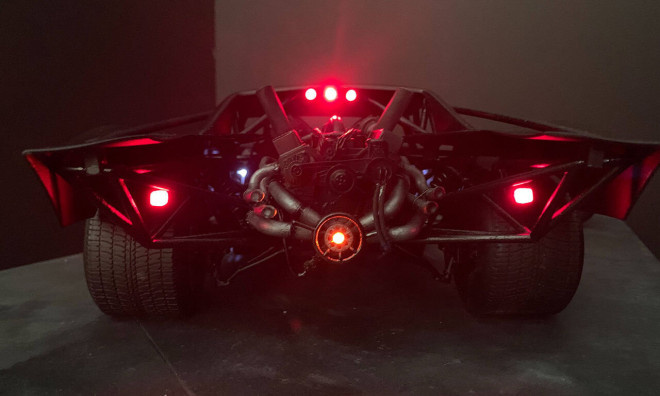 新版《蝙蝠侠》暴光观点图 蝙蝠车设计凸起真实感