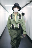 王俊凱軍綠色連體褲現(xiàn)身機場 單手插兜又酷又颯！