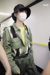王俊凯军绿色连体裤现身机场 单手插兜又酷又飒！