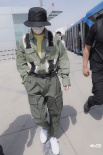 王俊凱軍綠色連體褲現(xiàn)身機場 單手插兜又酷又颯！
