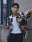 李现毛线帽叠戴头巾很别致 花衬衫街头风帅气十足
