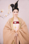夢(mèng)回大唐！佟麗婭唐裝造型眉目如畫(huà) 一顰一笑絕美