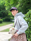 吳磊出門遛狗妙用編織包 秒變愛犬坐騎sense滿分