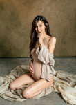 29岁陈凯琳晒性感孕照写真庆生 四肢纤细双腿修长